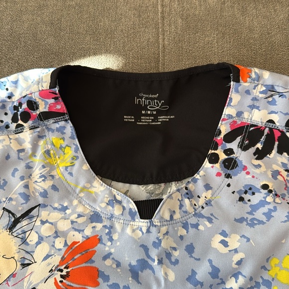 Cherokee Infinity scrub top - Picture 2 of 3